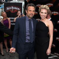 Mark Ruffalo y Scarlett Johansson en la premiere de 'Los Vengadores' en Los Angeles