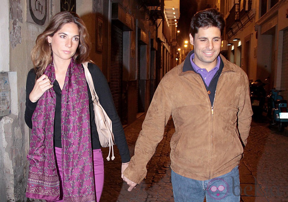 Fran Rivera y su novia Lourdes por las calles de Sevilla