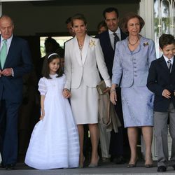 Los Reyes, la Infanta Elena y Jaime de Marichalar y sus hijos en la comunión de Victoria Federica