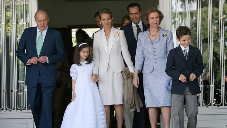 Los Reyes, la Infanta Elena y Jaime de Marichalar y sus hijos en la comunión de Victoria Federica