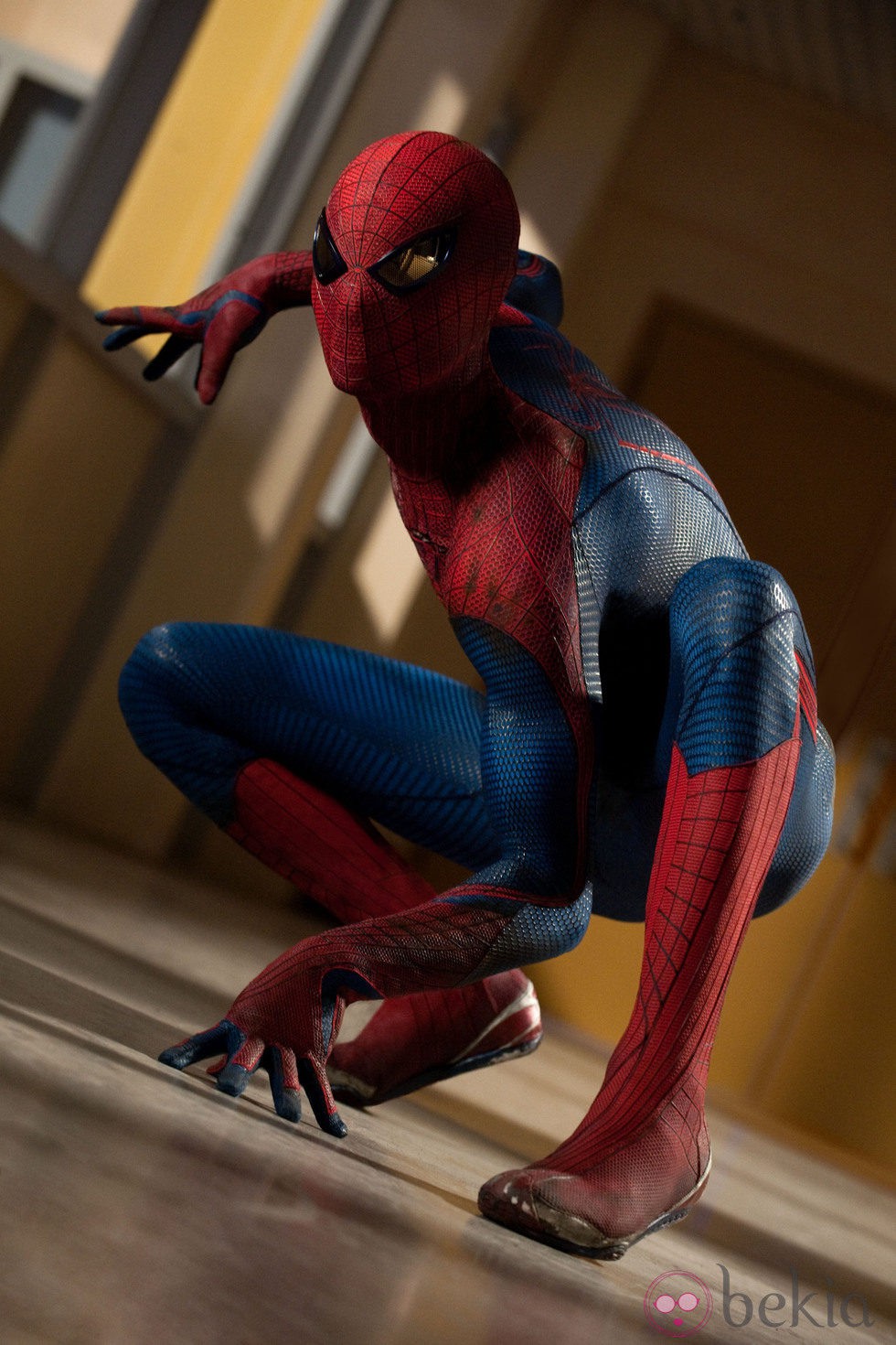 Andrew Garfield con el nuevo traje de Spiderman para 'The Amazing Spiderman'