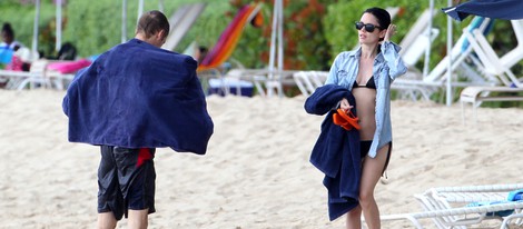 Rachel Bilson y Hayden Christensen en la playa