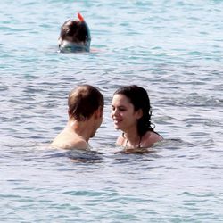 Rachel Bilson y Hayden Christensen arrumacos en el agua
