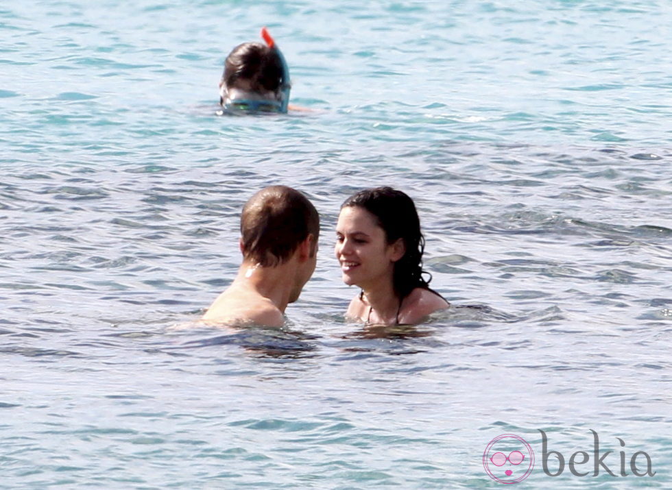 Rachel Bilson y Hayden Christensen arrumacos en el agua