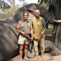 El Rey Juan Carlos I cazando elefantes en Bostwana