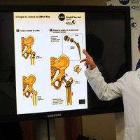 El doctor Ángel Villamor explica la operación de cadera del Rey
