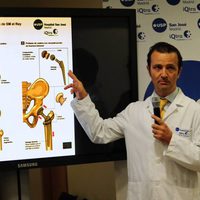 El doctor Ángel Villamor explica la operación de cadera del Rey