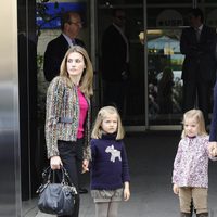 El Príncipe Felipe, Letizia y las infantas Leonor y Sofía visitan al Rey