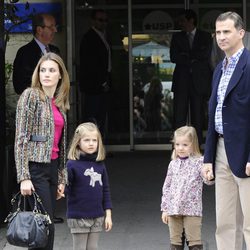 El Príncipe Felipe, Letizia y las infantas Leonor y Sofía visitan al Rey