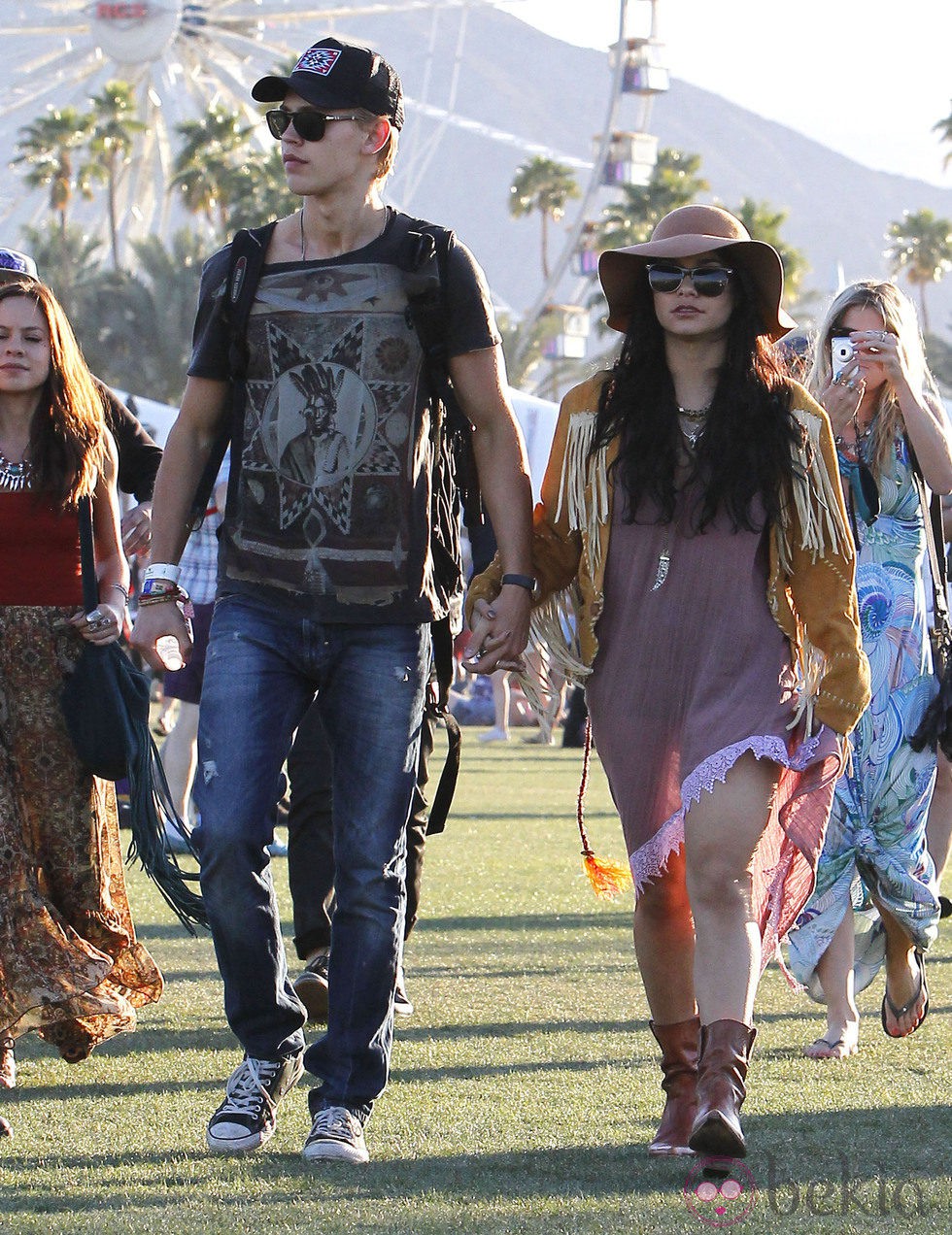 Austin Butler y Vanessa Hudgens en el Coachella Festival