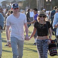 Emma Roberts y Chord Overstreet en el Festival Coachella