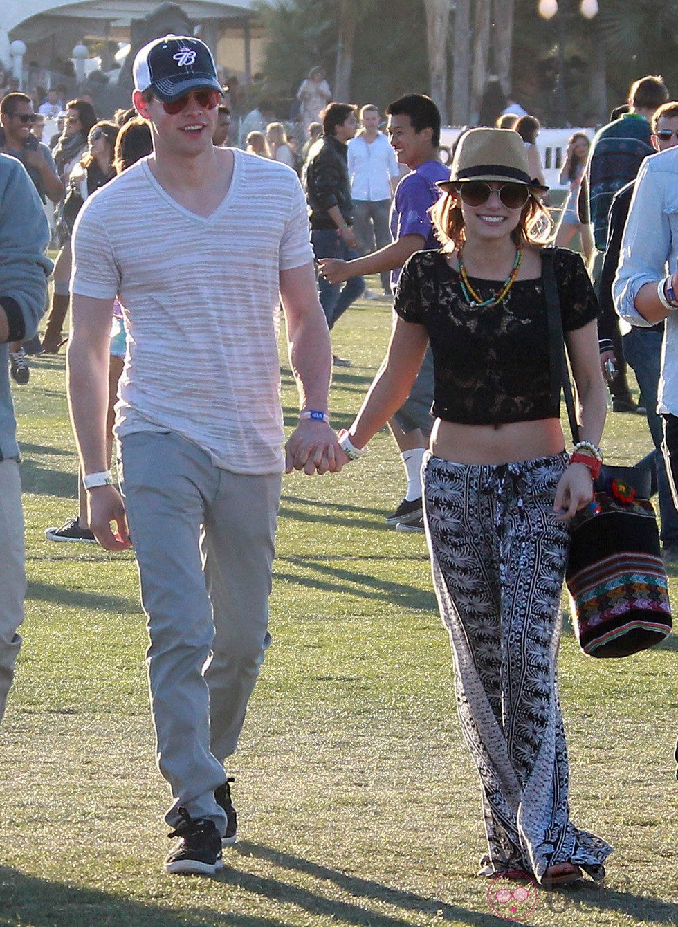 Emma Roberts y Chord Overstreet en el Festival Coachella
