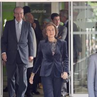 La Reina Sofía saliendo del Hospital San José de Madrid