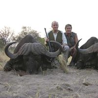 El Rey Juan Carlos tras cazar dos búfalos
