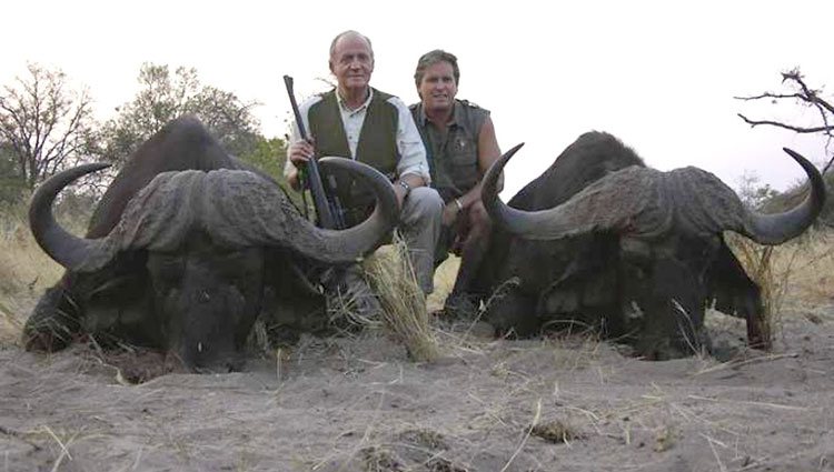 El Rey Juan Carlos tras cazar dos búfalos