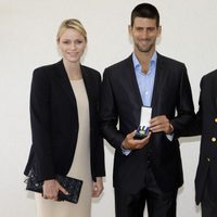 Los príncipes de Alberto y Charlene de Mónaco junto al tenista Novak Djokovic