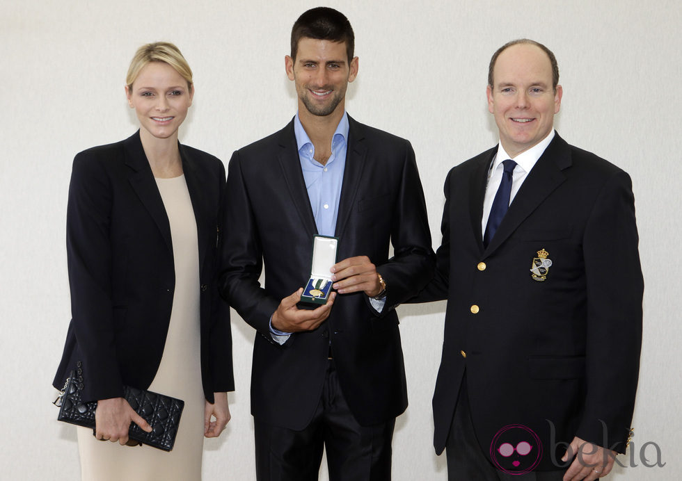 Los príncipes de Alberto y Charlene de Mónaco junto al tenista Novak Djokovic