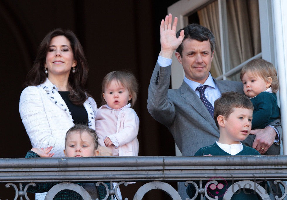 Federico y Mary de Dinamarca junto a sus cuatro hijos en el balcón de Palacio
