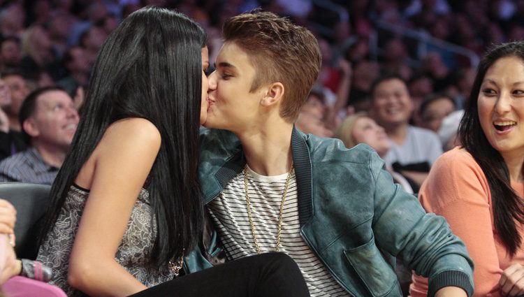 Selena Gomez y Justin Bieber besándose en un partido de Los Lakers