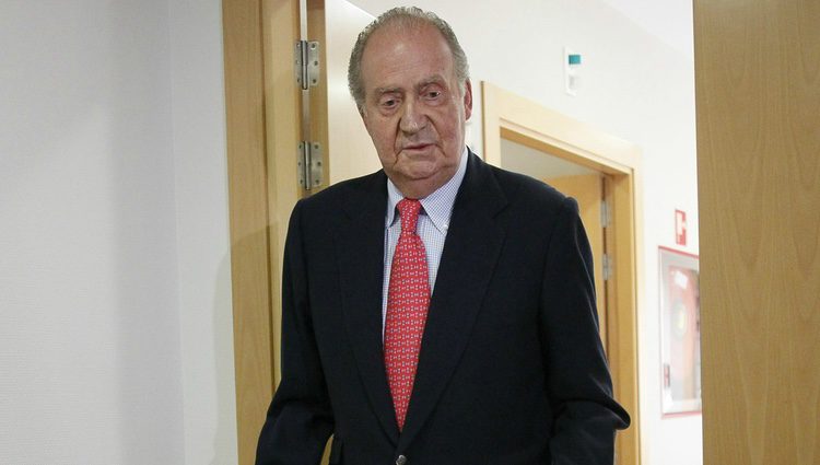 El Rey Juan Carlos recibe el alta y abandona el Hospital San José de Madrid