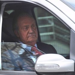 El Rey Juan Carlos sale del Hospital San José tras su operación de cadera