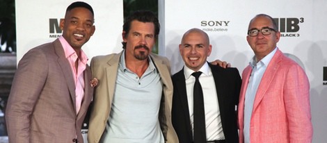 Will Smith, Josh Brolin, Pitbull y Barry Sonenfeld en la presentación de 'Men In Black 3' en México