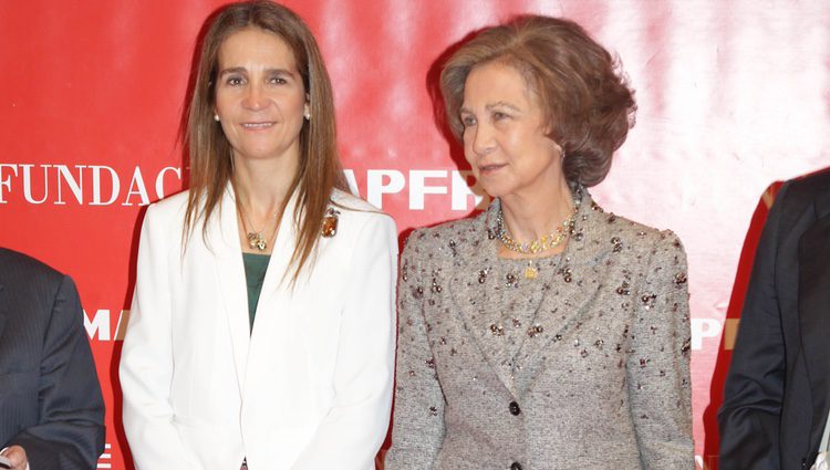 La Reina Sofía y la Infanta Elena en la entrega de premios de la Fundación Mapfre