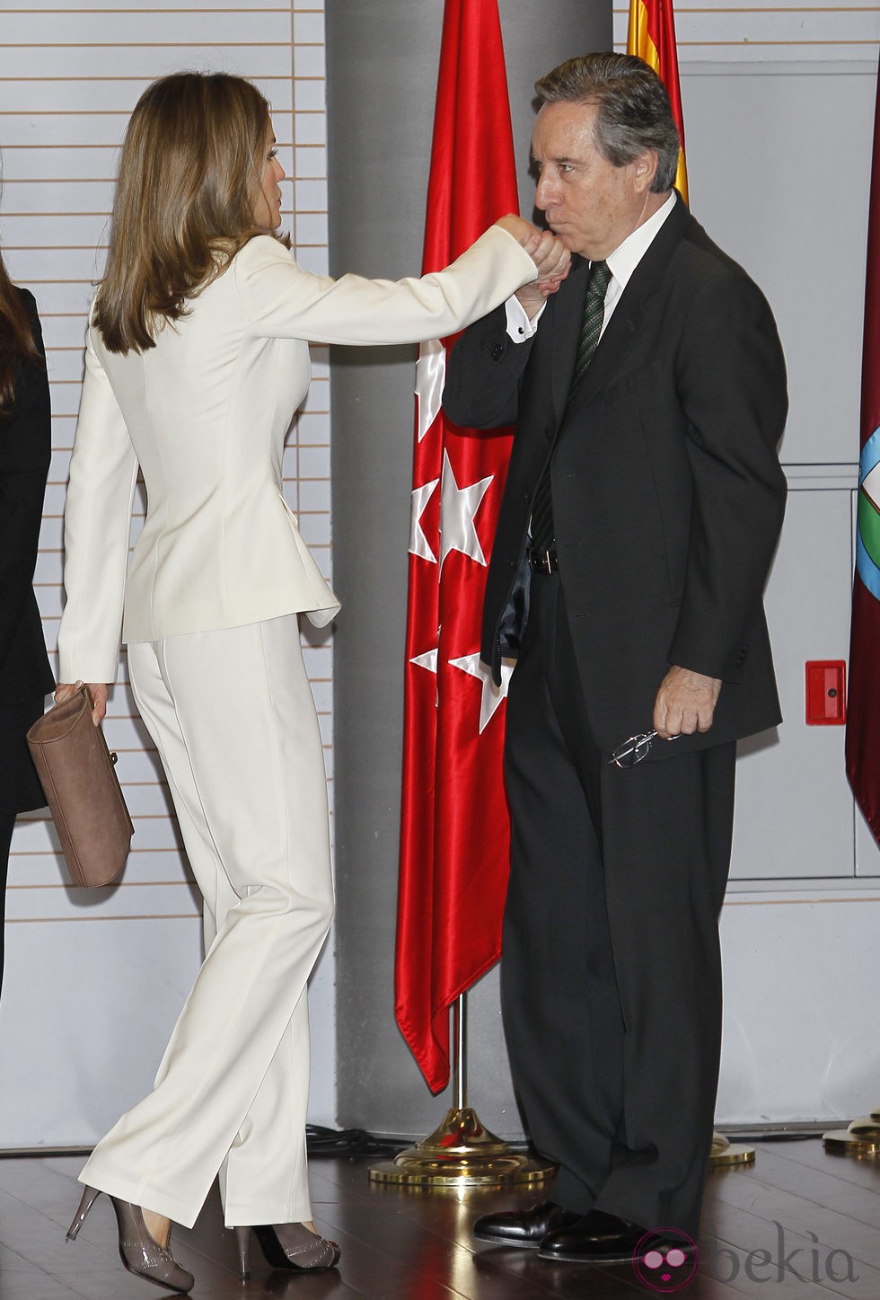 Iñaki Gabilondo besa la mano de la Princesa Letizia