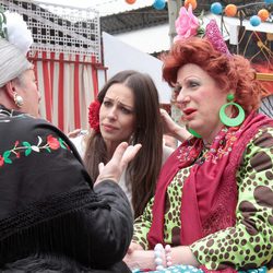 Eva González con Omaía y Antonia en la Feria de Mairena de Alcor