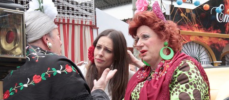 Eva González con Omaía y Antonia en la Feria de Mairena de Alcor
