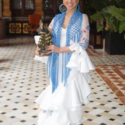 Pastora Soler con el premio Flamenca con Arte 2012