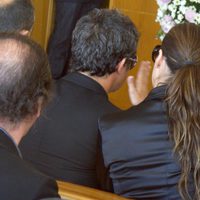 Raquel Perera consuela a Alejandro Sanz en el funeral de su madre