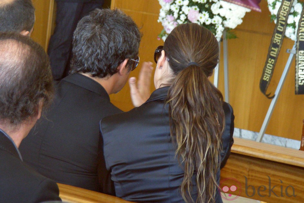 Raquel Perera consuela a Alejandro Sanz en el funeral de su madre