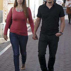 Elena Furiase y Leo Perugorría paseando por Málaga