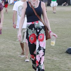 Melanie Griffith bebiendo y fumando en el Festival Coachella