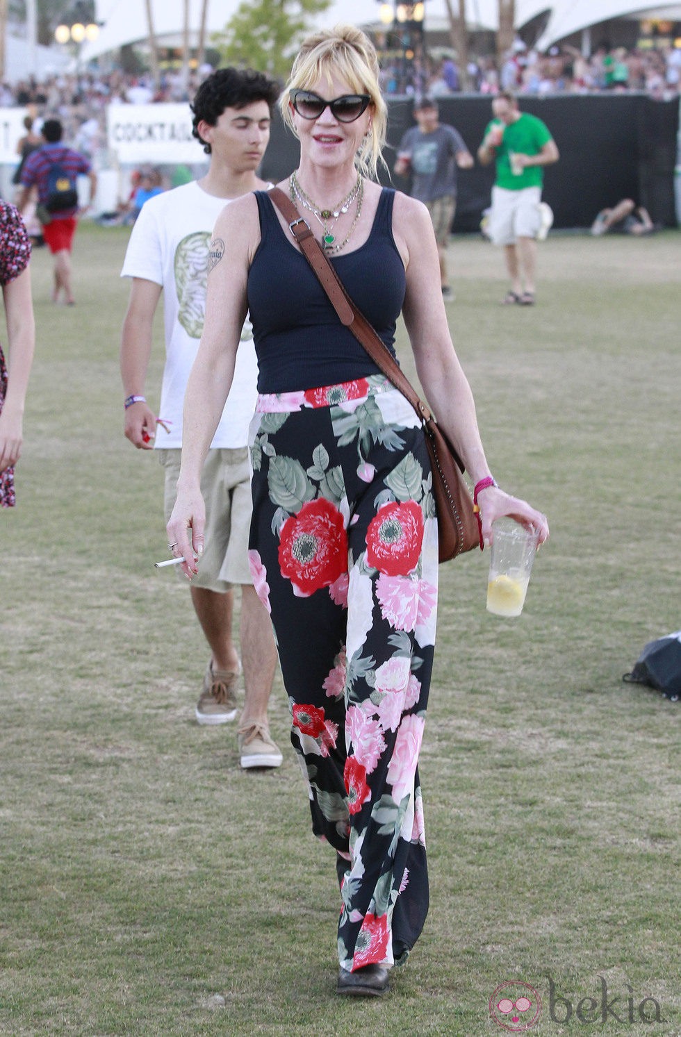 Melanie Griffith bebiendo y fumando en el Festival Coachella