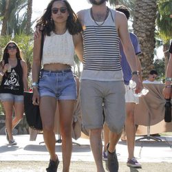 Penn Badgley y su pareja Zoe Kravitz en el Festival Coachella 2012