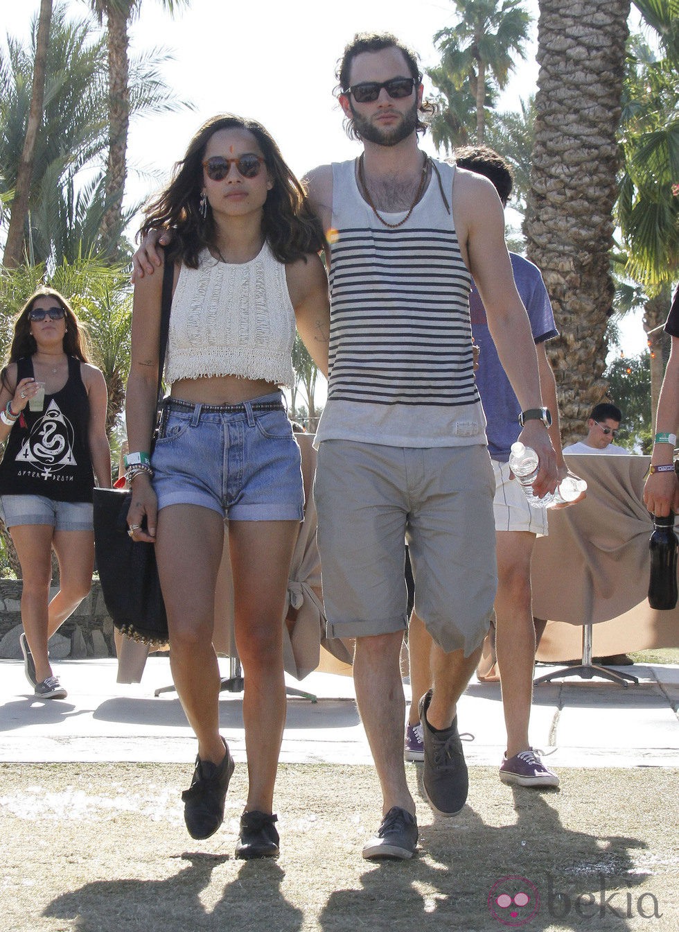 Penn Badgley y su pareja Zoe Kravitz en el Festival Coachella 2012