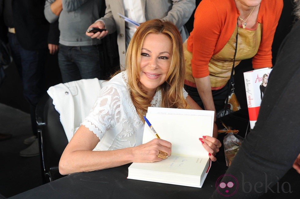Ana Obregón firmando ejemplares de su autobiografía el Día del Libro 2012