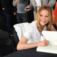 Ana Obregón firmando ejemplares de su autobiografía el Día del Libro 2012