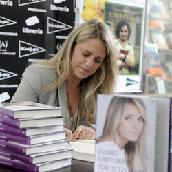 Isabel Sartorius firma ejemplares de su autobiografía el Día del Libro 2012