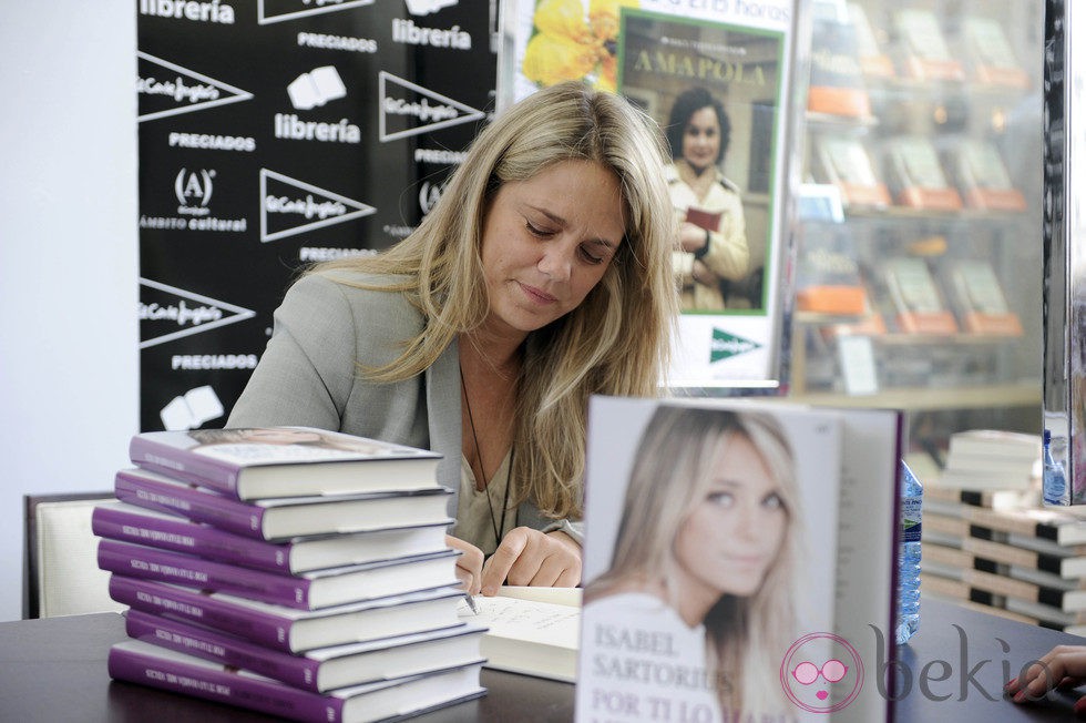 Isabel Sartorius firma ejemplares de su autobiografía el Día del Libro 2012