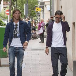 Sergio Ramos y su hermano René por las calles de Madrid