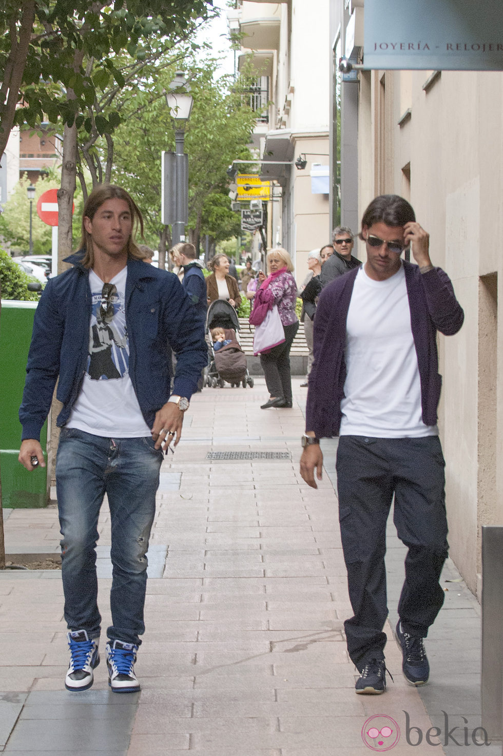 Sergio Ramos y su hermano René por las calles de Madrid