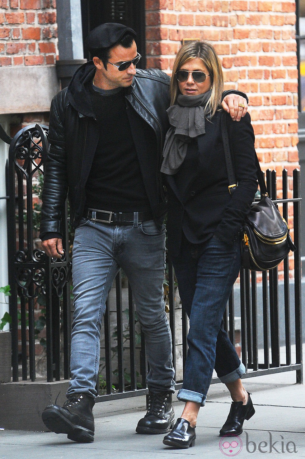 Jennifer Aniston y Justin Theroux pasean abrazados