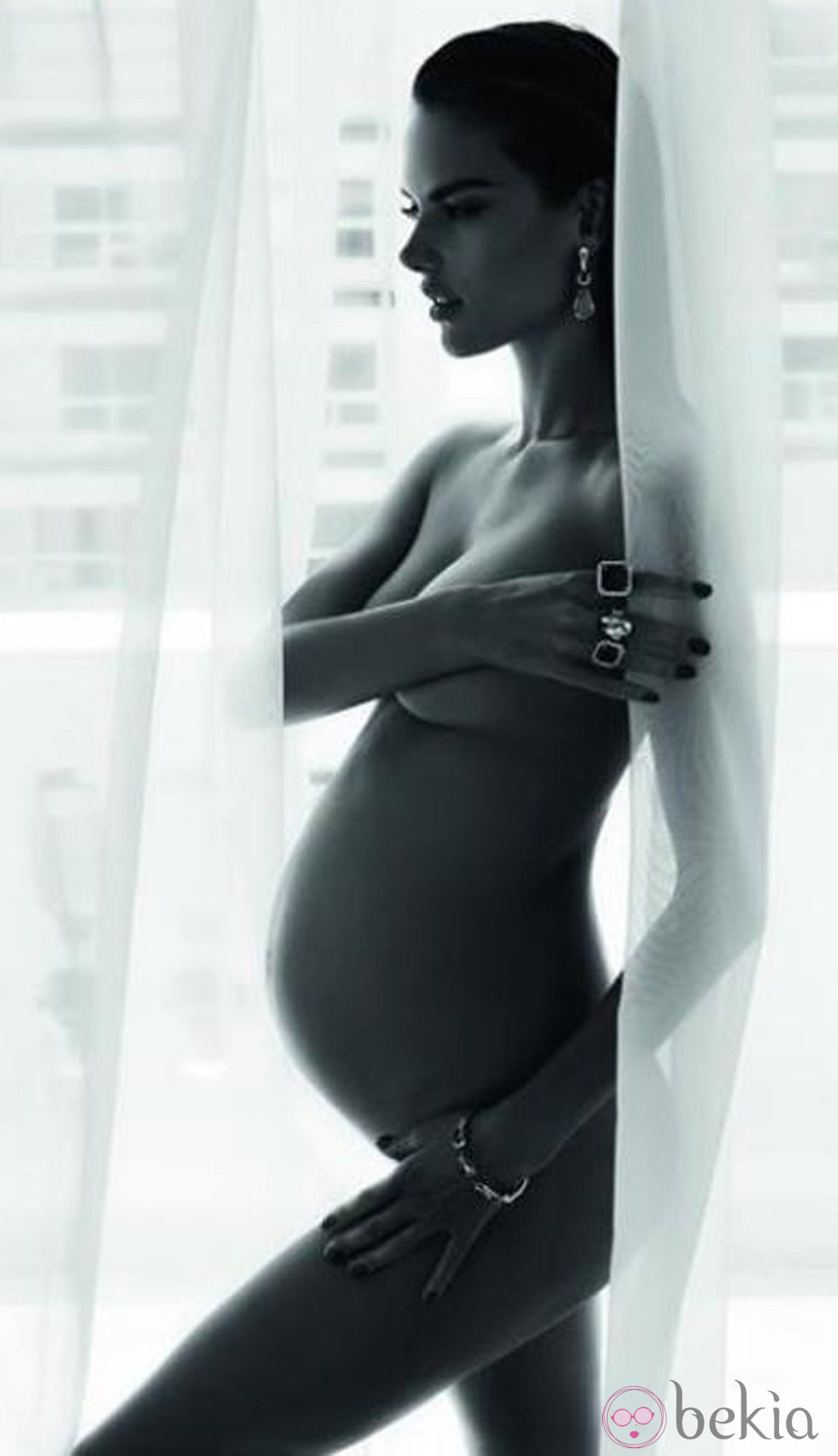 Alessandra Ambrosio posa desnuda en su octavo mes de embarazo