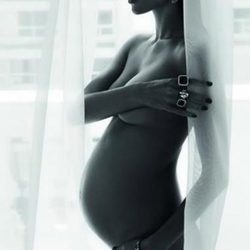 Alessandra Ambrosio posa desnuda en su octavo mes de embarazo