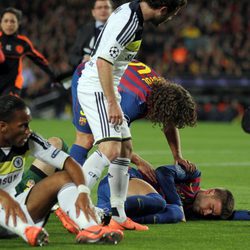 Gerard Piqué derrumbado en el suelo del Camp Nou tras su choque con Valdés