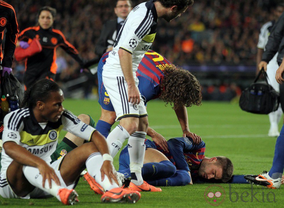 Gerard Piqué derrumbado en el suelo del Camp Nou tras su choque con Valdés