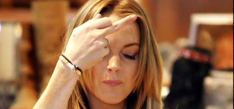Lindsay Lohan realiza una peineta a la prensa
